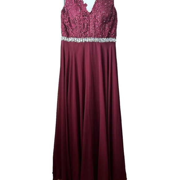 Elegant Burgundy Large Gown with Beaded Waist - Picture 1 of 10